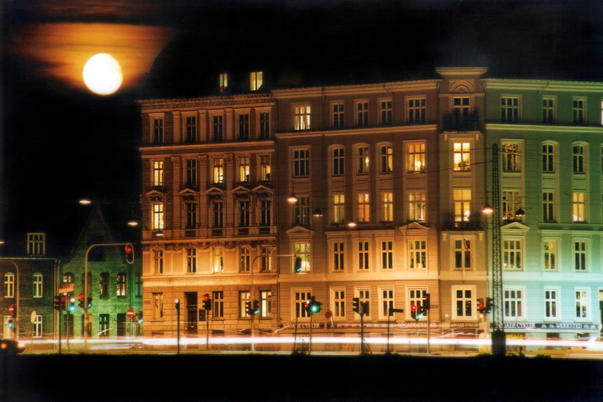 SHIFT ON THE BUILDING, WINDOWS, STREETLIGHTS, MOON...